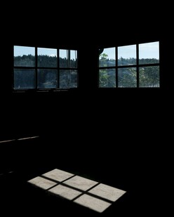 室内窗影与户外景色