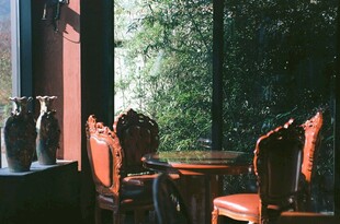 室内窗边的复古桌椅景致