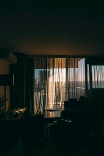 黄昏下的室内温馨场景