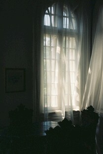 透过纱帘的室内光影