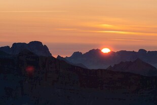 日落时分的壮丽山景