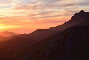 日落时分的壮丽山峦