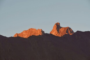 夕阳下的壮丽山峰