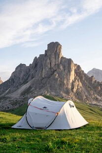 山间草地的露营帐篷