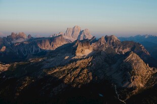 夕阳下的巍峨群山