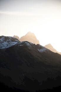 雪山晨曦壮丽美景