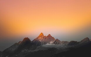 日出下的壮丽山峰