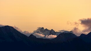 黄昏下的壮丽山峦景色