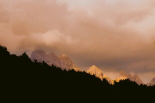 夕阳下的山峦剪影