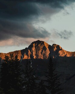 夕阳下的壮丽山峰