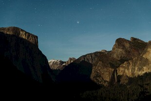 夜幕下的壮丽山峦