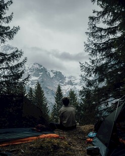 一人静赏山林间美景