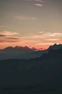 日落时分的壮丽山峦景色