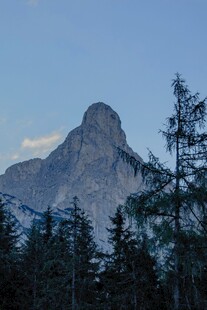 山林间的巍峨山峰
