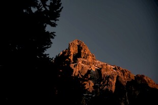 夕阳下的壮丽山峰