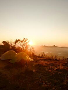 日出下的野外露营场景