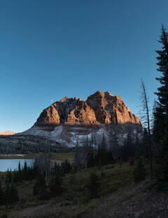 山间湖畔壮丽日出美景