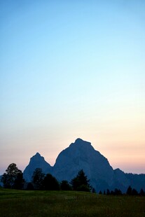 黄昏下的巍峨山峰
