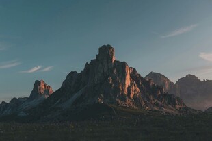 壮丽山峰在黄昏时分