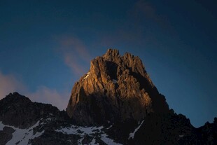 夕阳下的巍峨山峰