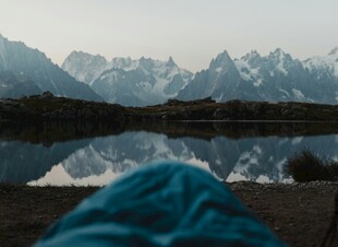 湖畔露营视角的壮丽山景