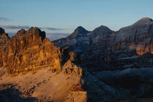夕阳下的壮丽山景