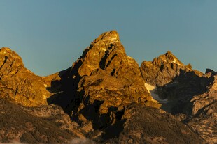 金色霞光下的巍峨山峰
