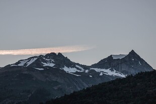 黄昏下的雪山壮丽景观