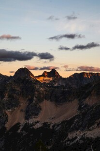 壮丽山巅日落美景