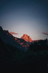 夕阳下的壮丽山峰