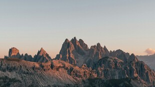 夕阳下的壮丽山峰