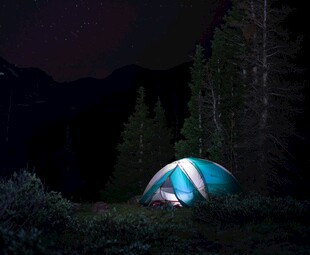 山林间的夜间露营帐篷