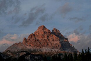 夕阳下的壮丽山峰