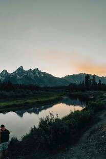 黄昏湖畔的静谧山景