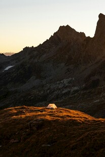 夕阳下的山景与孤石
