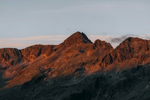 夕阳下的壮丽山峰