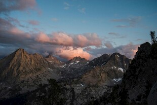 山顶观景者与壮丽山景