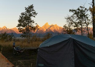 露营地的壮丽山景日出