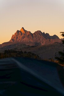 夕阳下壮丽的巍峨山峰