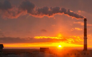 夕阳下的工厂烟囱景观
