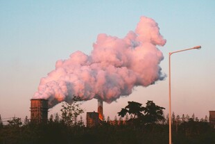工厂烟囱排放大量烟雾