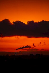 夕阳下的工厂烟囱剪影