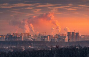 夕阳下城市工厂烟雾景象