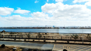 海边马路蓝天白云