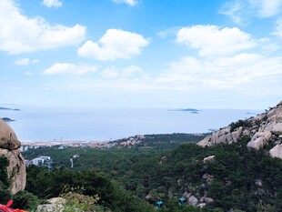 山巅远眺碧海蓝天美景