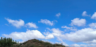 蓝天白云下的秀丽山丘