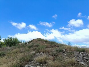 蓝天草地山丘风景图