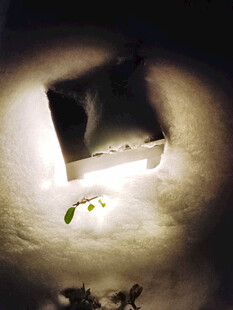 雪地中的发光小屋