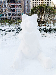 雪地中的可爱熊雪人雕塑