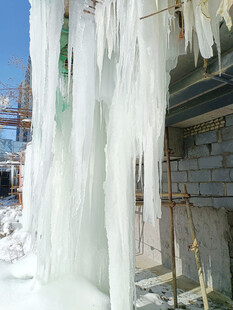 建筑旁壮观的冰凌景观